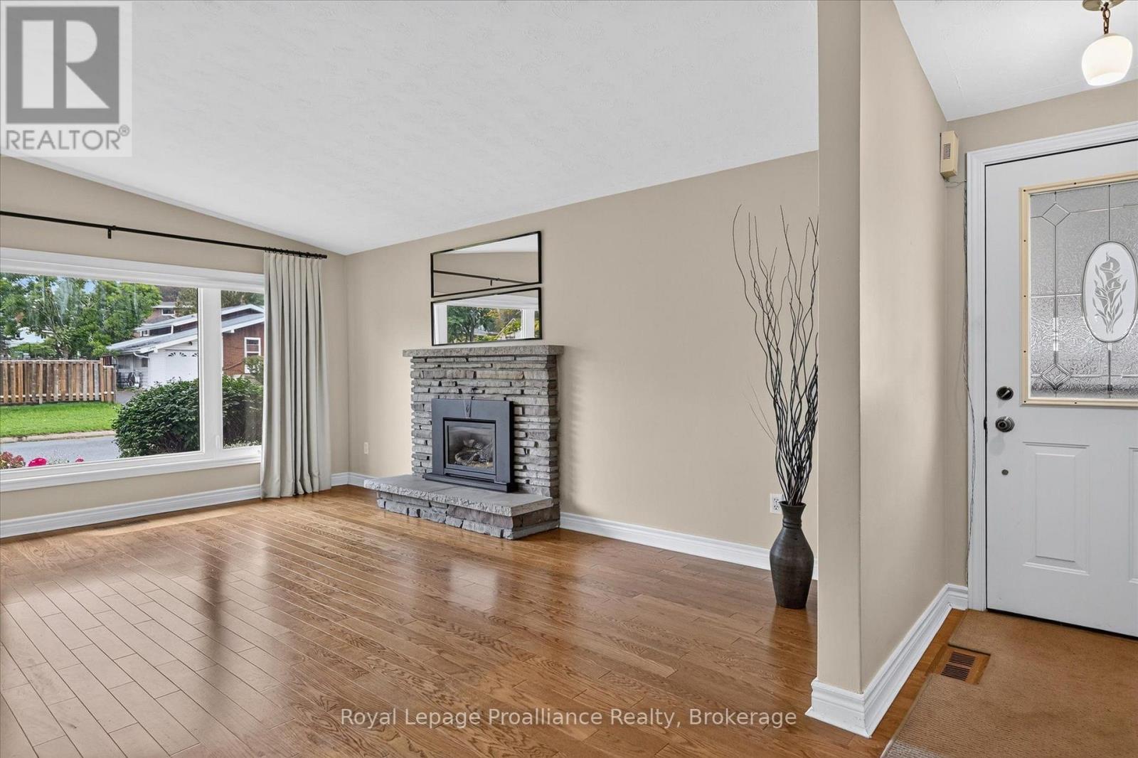 1296 Hudson Street, Peterborough (Northcrest Ward 5), Ontario  K9H 6Z8 - Photo 5 - X13780136