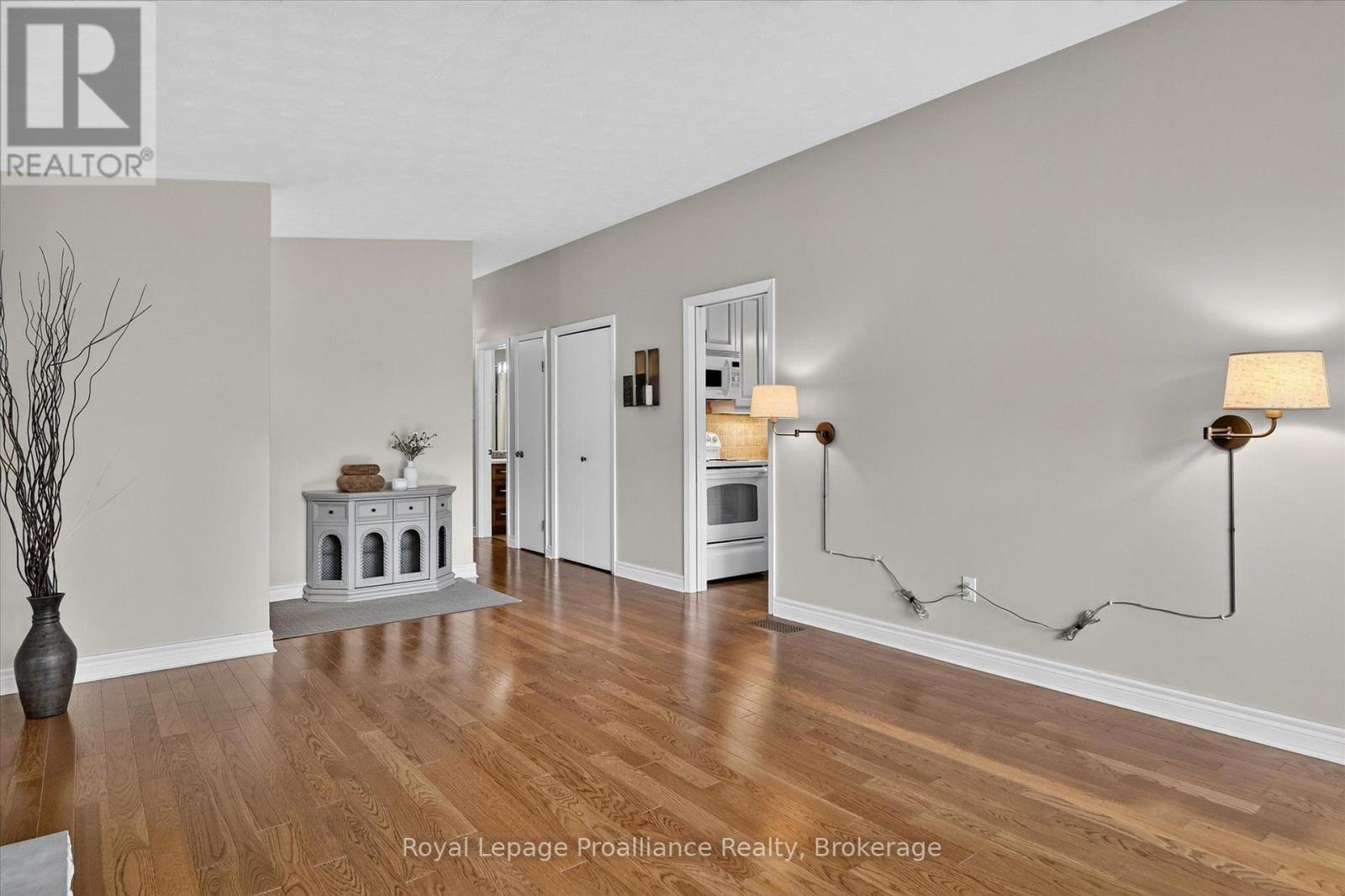 1296 Hudson Street, Peterborough (Northcrest Ward 5), Ontario  K9H 6Z8 - Photo 8 - X13780136