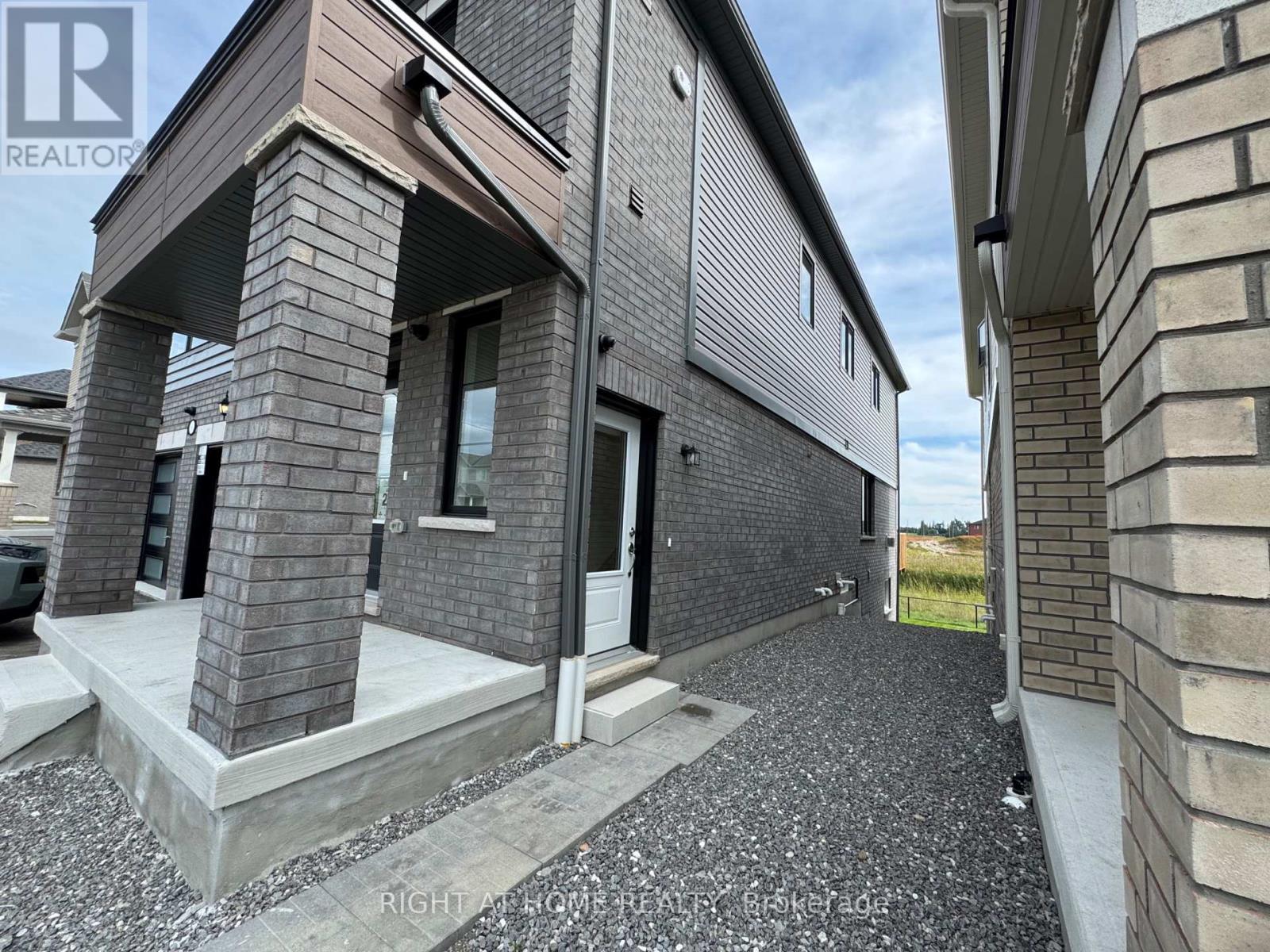 # B - 60 Debois Street, Kawartha Lakes (Lindsay), Ontario  K9V 6A9 - Photo 2 - X13783004