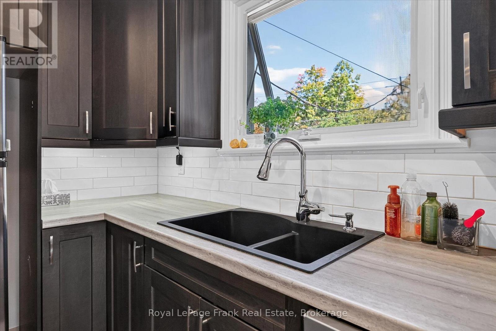 404 London Street, Peterborough (Town Ward 3), Ontario  K9H 3A3 - Photo 11 - X13786586