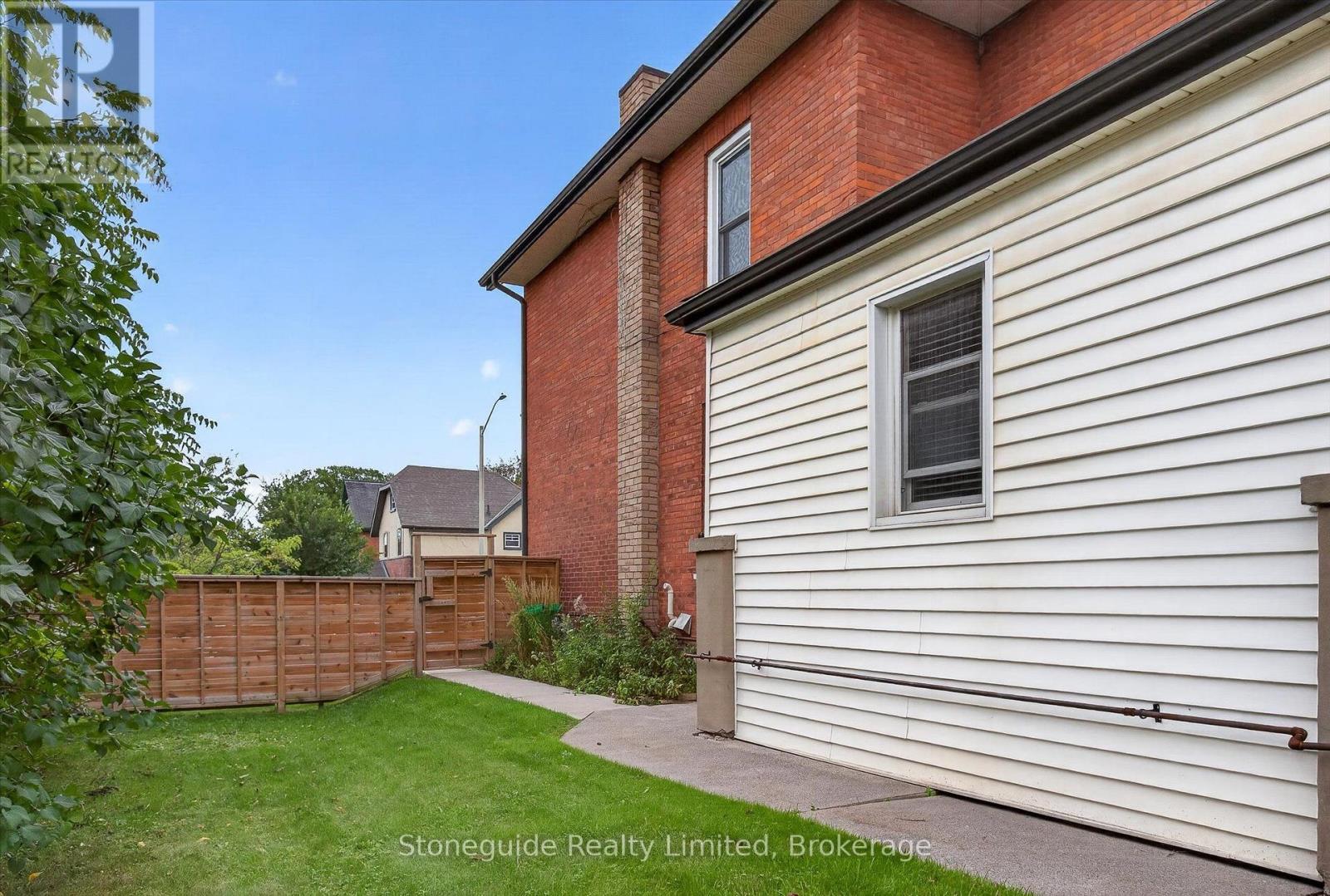 540 Charlotte Street, Peterborough (Town Ward 3), Ontario  K9J 2W5 - Photo 2 - X13787104