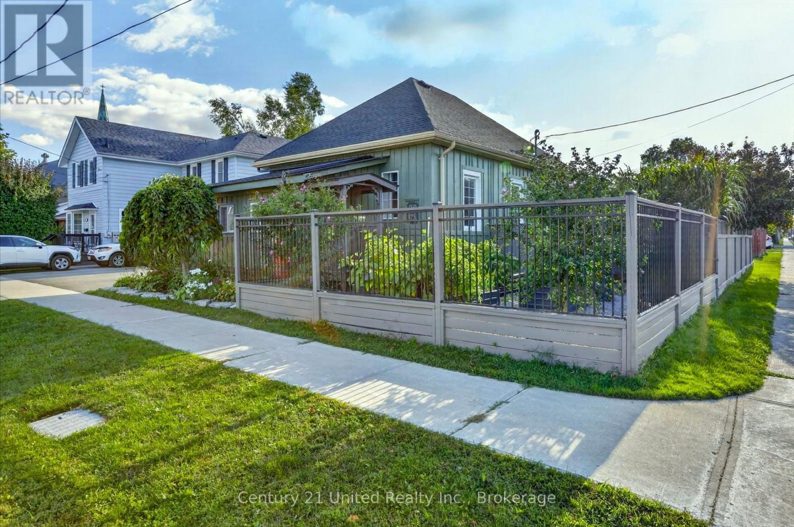 759 Hurley Street, Peterborough (Otonabee Ward 1), Ontario  K9J 3B1 - Photo 3 - X13788098
