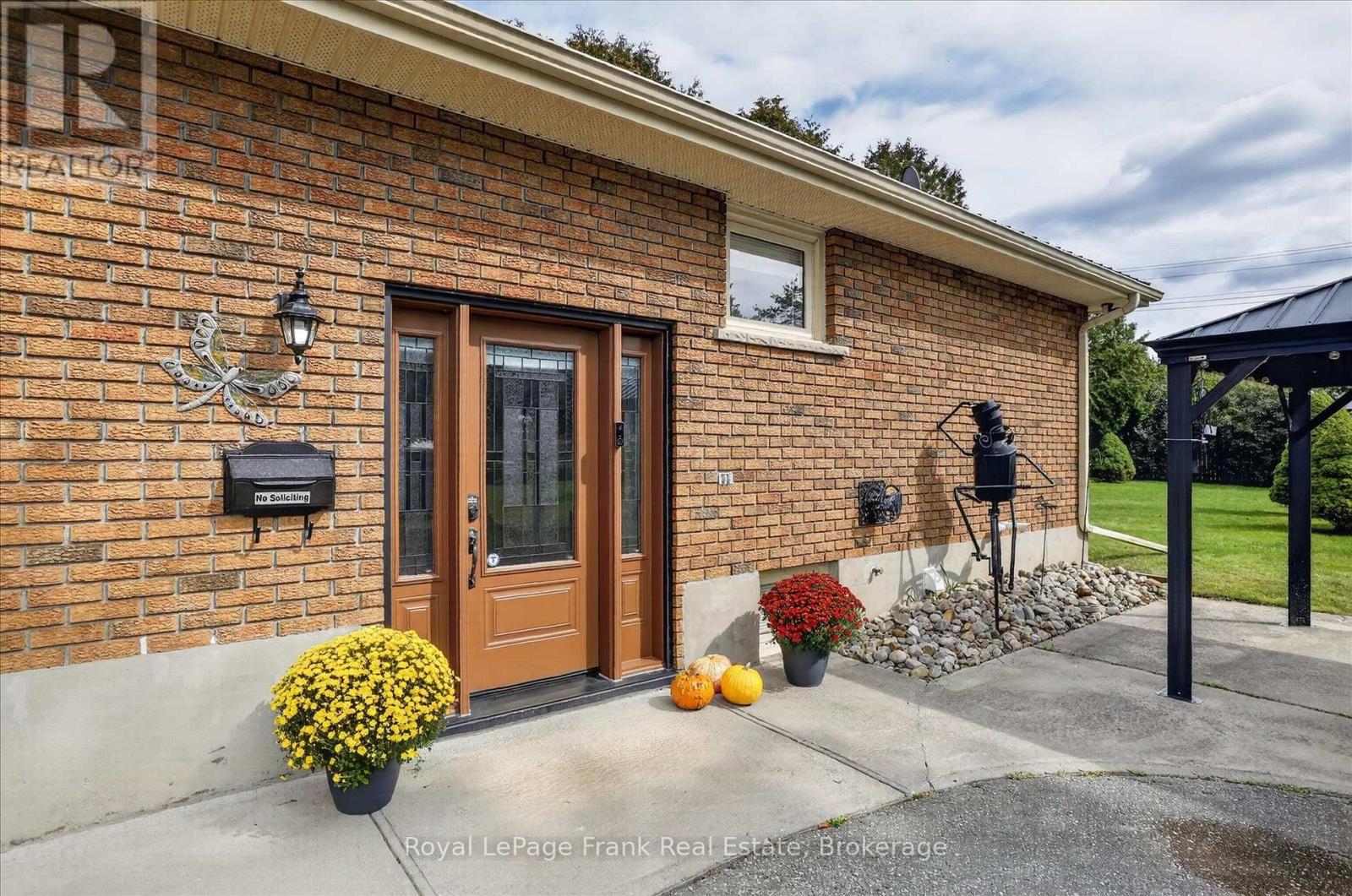948 St Pauls Street, Peterborough (Northcrest Ward 5), Ontario  K9H 6J6 - Photo 3 - X13796704