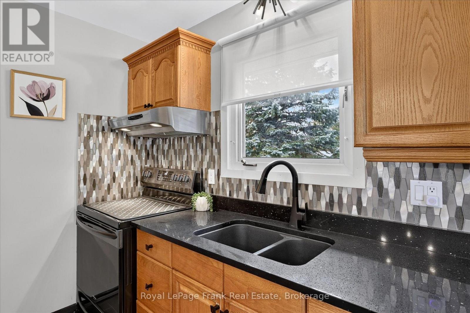 948 St Pauls Street, Peterborough (Northcrest Ward 5), Ontario  K9H 6J6 - Photo 8 - X13796704