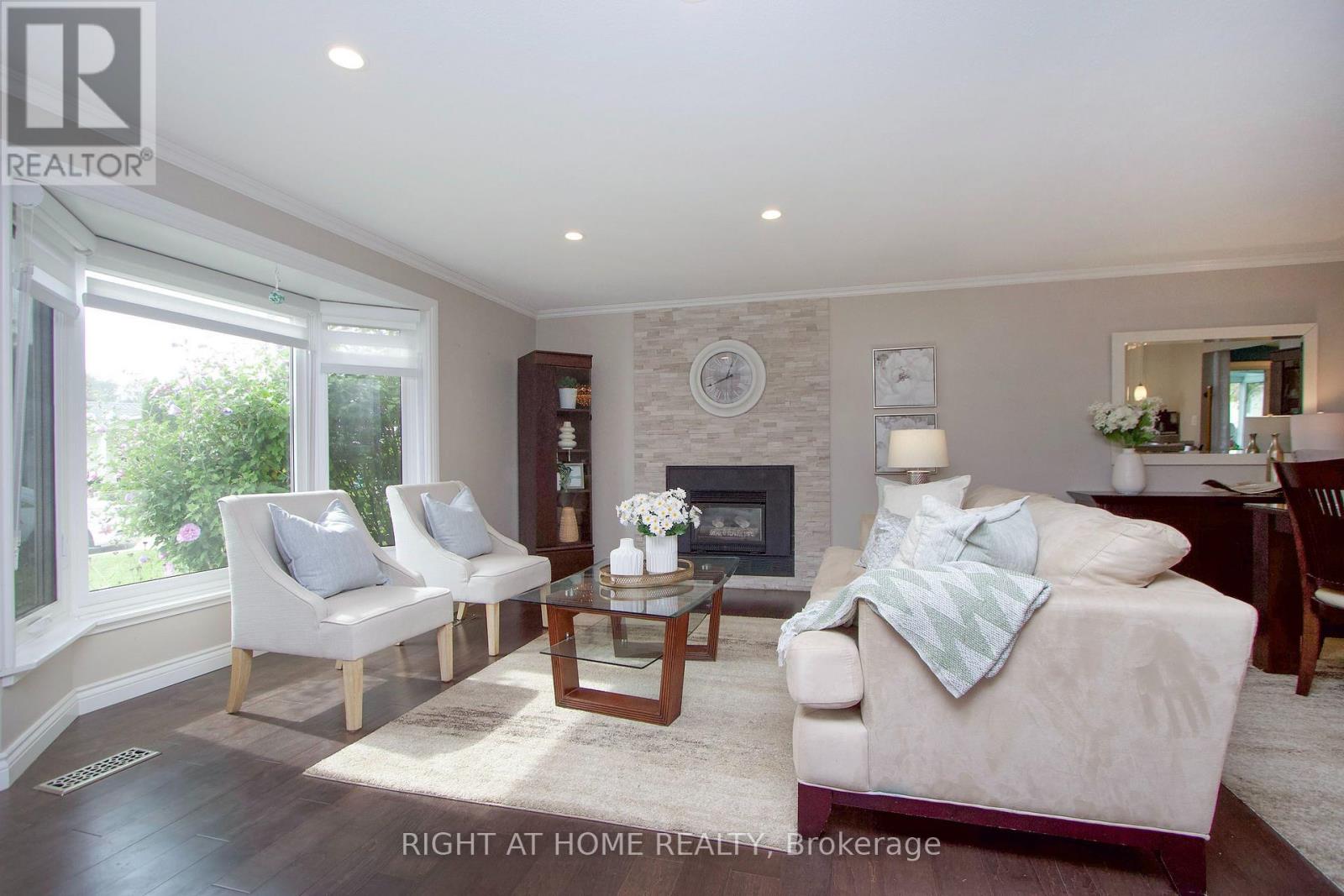 13 Cornerbrook Court, Clarington (Newcastle), Ontario  L1B 1B7 - Photo 4 - E13800880