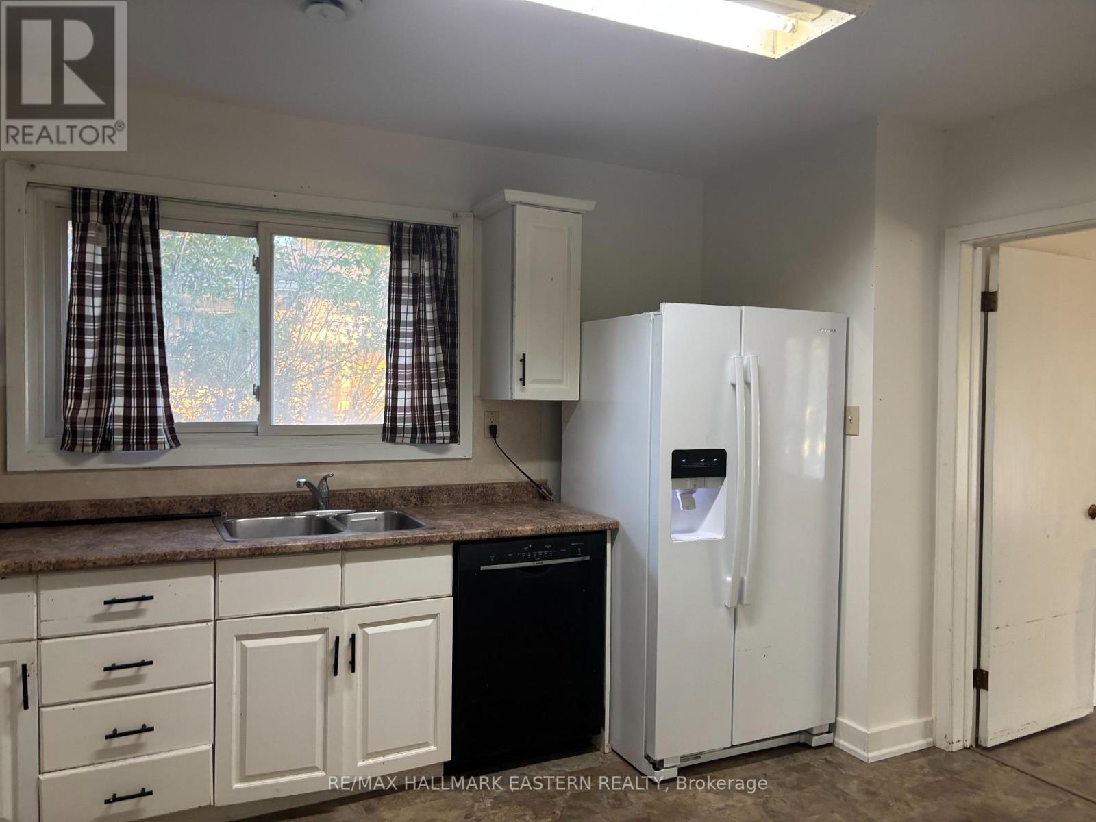 Main Floor Unit - 893 Ford Street, Peterborough (Otonabee Ward 1), Ontario  K9J 5V2 - Photo 4 - X13800954
