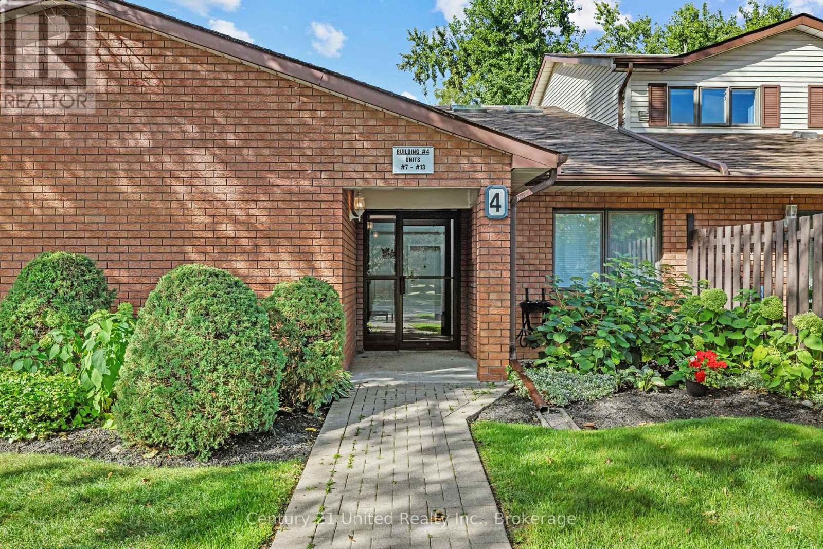 10 - 36 Champlain Crescent, Peterborough (Northcrest Ward 5), Ontario  K9L 1T1 - Photo 2 - X13802680