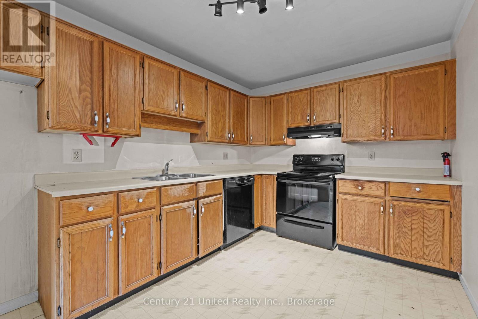 10 - 36 Champlain Crescent, Peterborough (Northcrest Ward 5), Ontario  K9L 1T1 - Photo 4 - X13802680