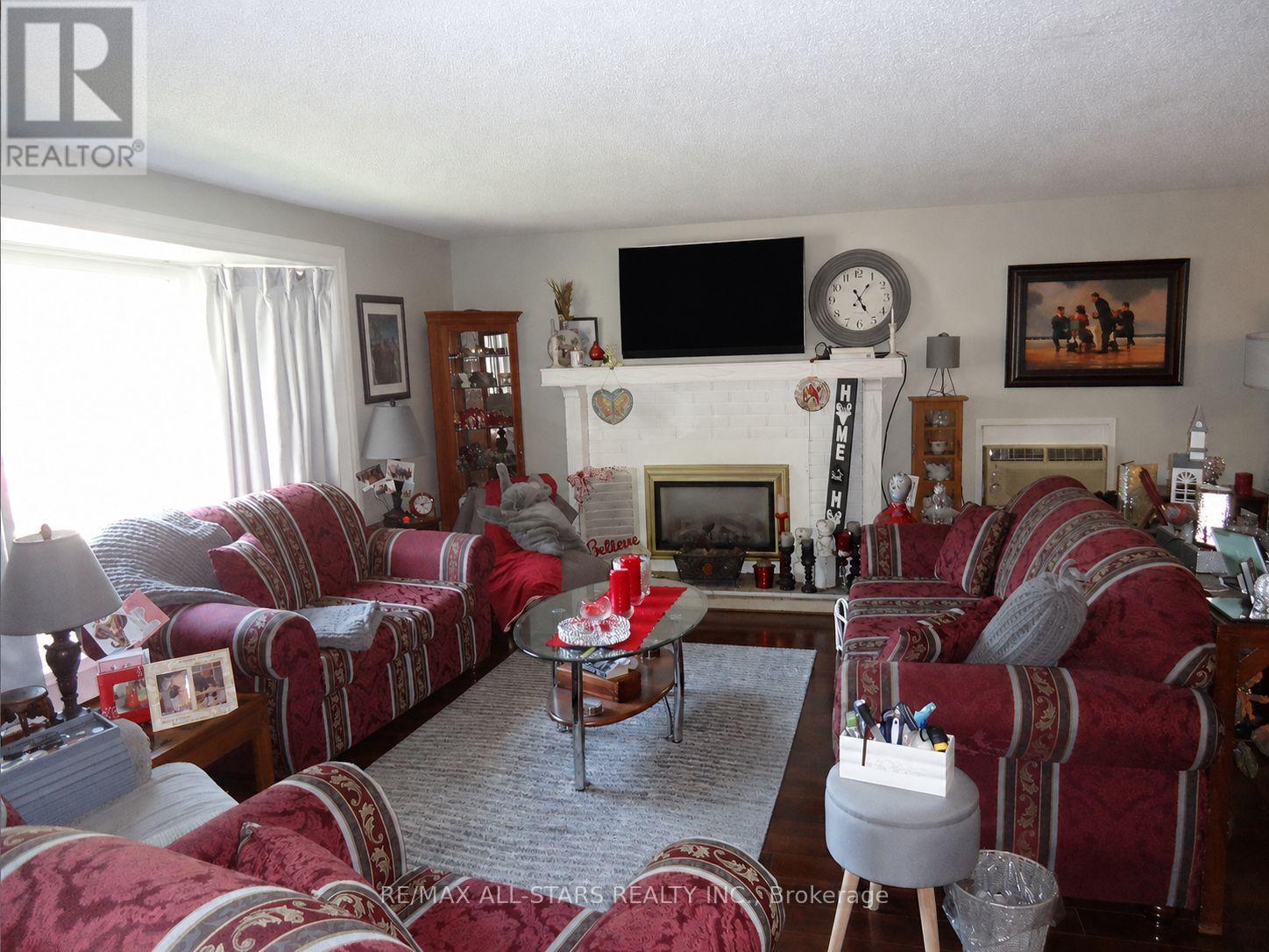 17 Pineridge Court, Clarington (Newcastle), Ontario  L1B 1B9 - Photo 2 - E13805908