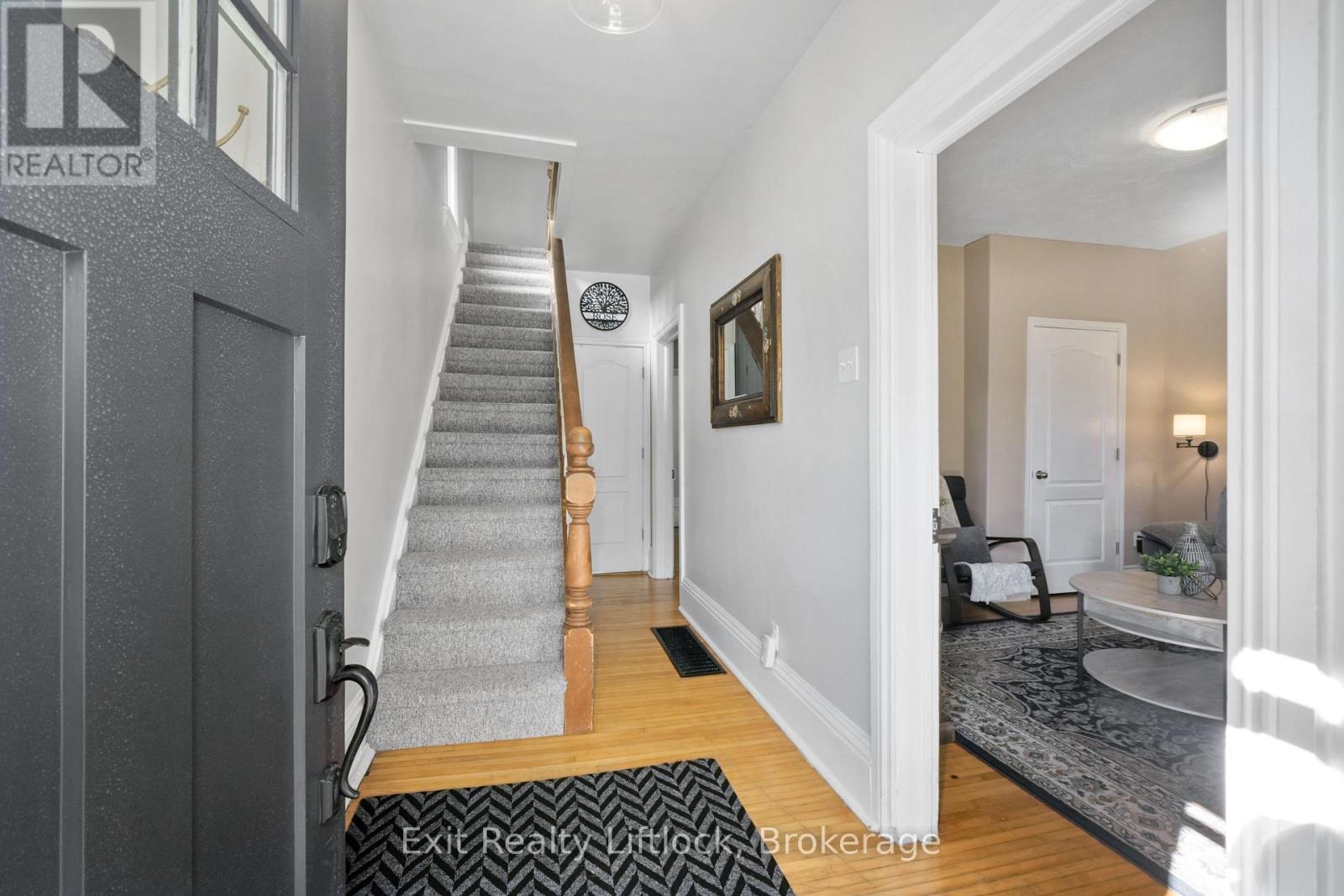 21 Aylmer Street S, Peterborough (Town Ward 3), Ontario  K9J 3H6 - Photo 3 - X13807952