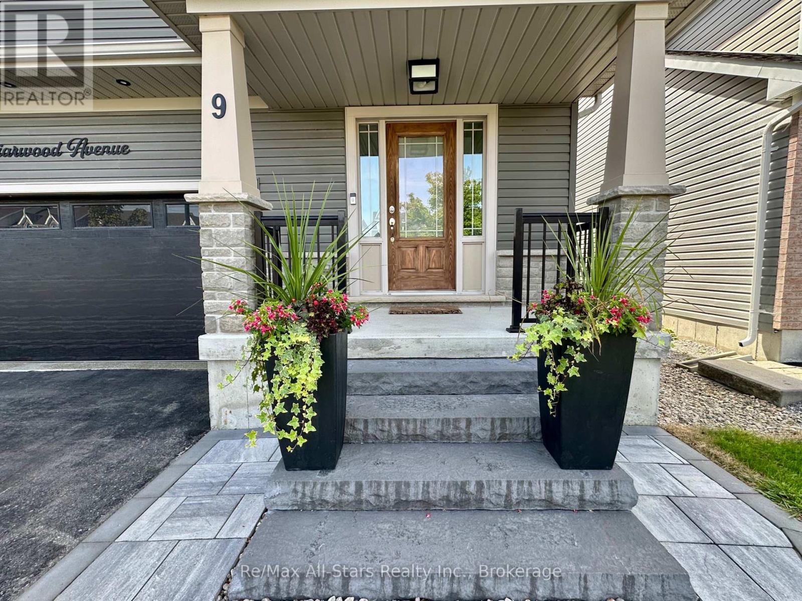 9 Briarwood Avenue, Kawartha Lakes (Lindsay), Ontario  K9V 0M1 - Photo 2 - X13814558