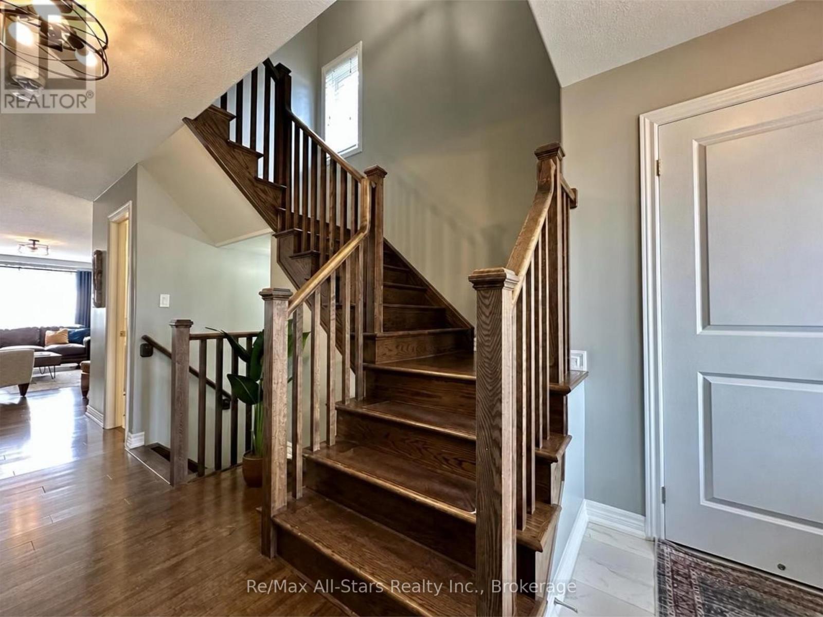 9 Briarwood Avenue, Kawartha Lakes (Lindsay), Ontario  K9V 0M1 - Photo 3 - X13814558
