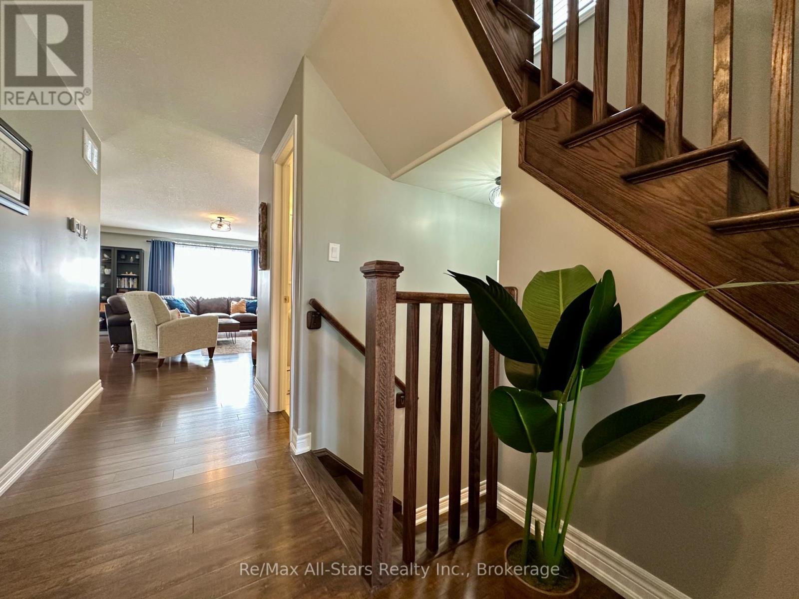 9 Briarwood Avenue, Kawartha Lakes (Lindsay), Ontario  K9V 0M1 - Photo 4 - X13814558