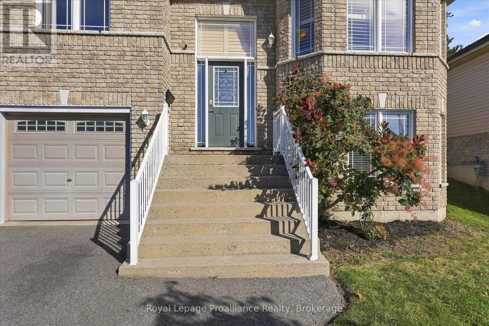 82 Parcells Crescent, Peterborough (Otonabee Ward 1), Ontario  K9K 2R2 - Photo 3 - X13815748