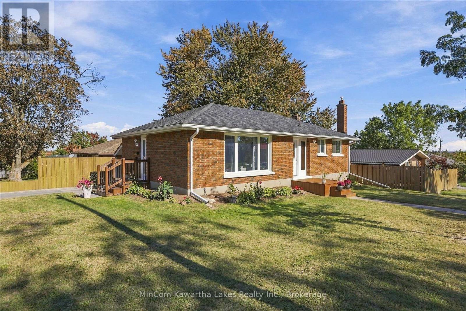 <h3>$574,900</h3><p>398 Applegrove Avenue, Peterborough (Northcrest Ward 5), Ontario</p>