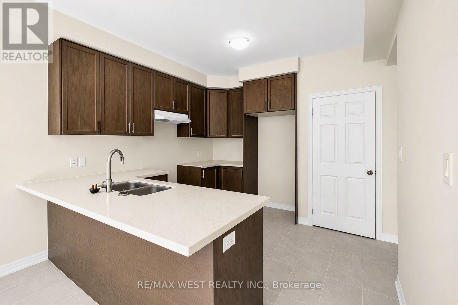 43 Ed Ewert Avenue, Clarington (Newcastle), Ontario  L1B 0W7 - Photo 4 - E13821650