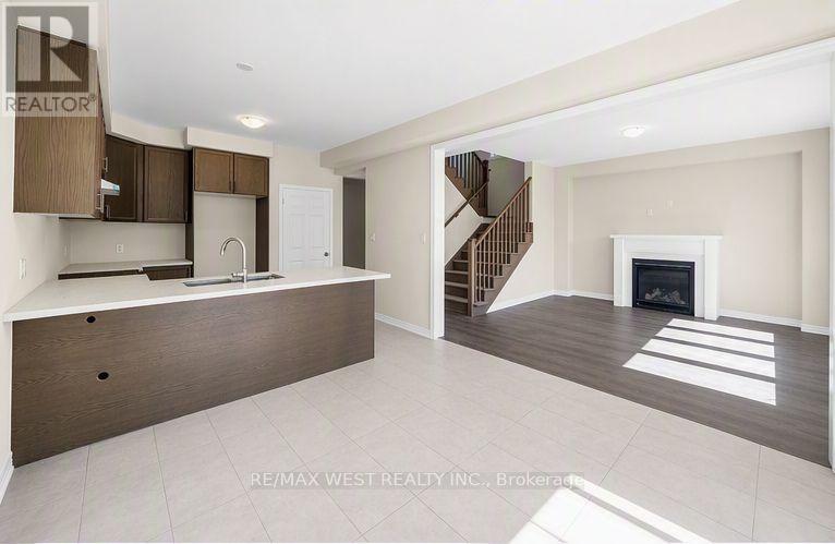 43 Ed Ewert Avenue, Clarington (Newcastle), Ontario  L1B 0W7 - Photo 5 - E13821650