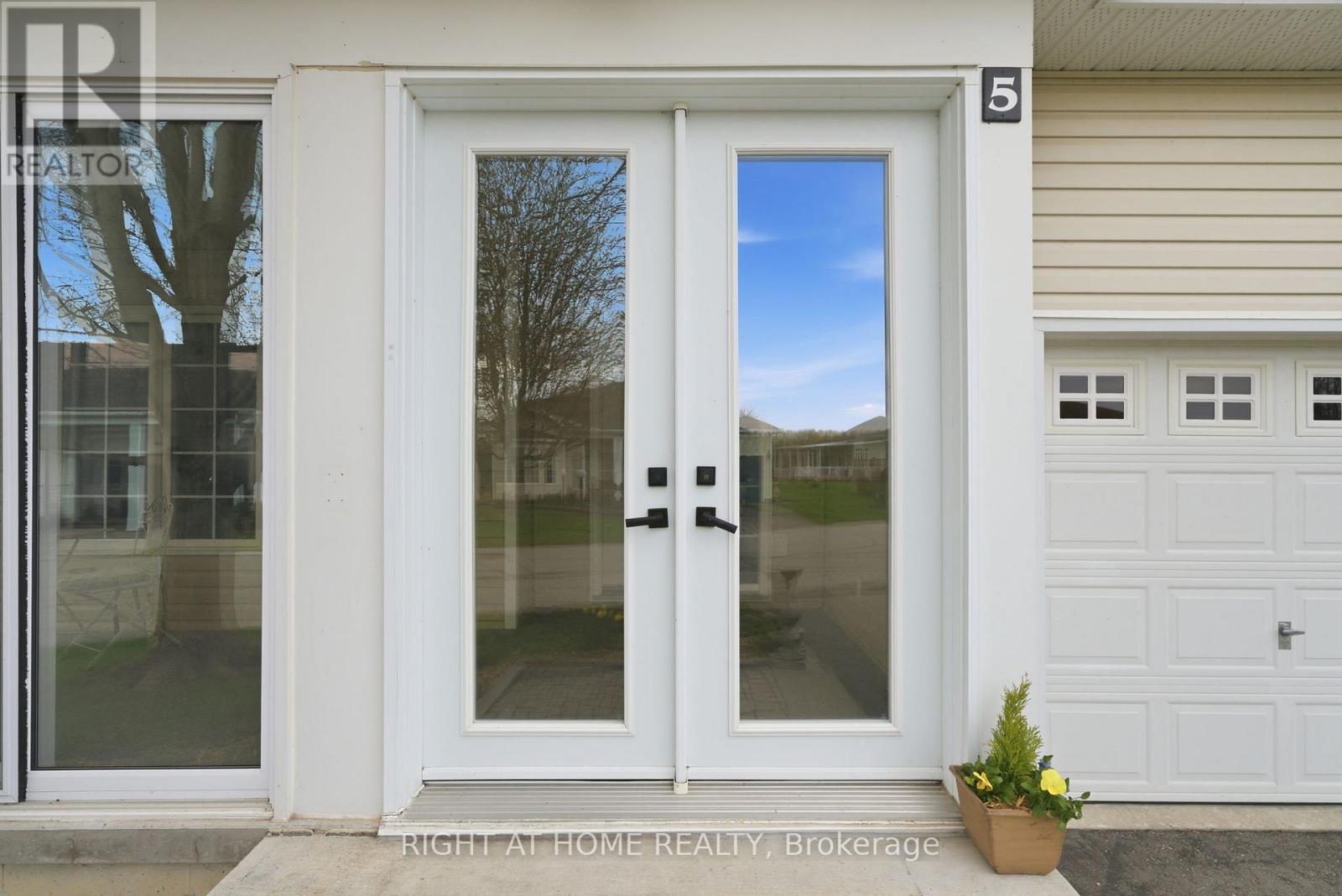 5 Park Place Lane, Clarington (Newcastle), Ontario  L1B 0B2 - Photo 4 - E13838894