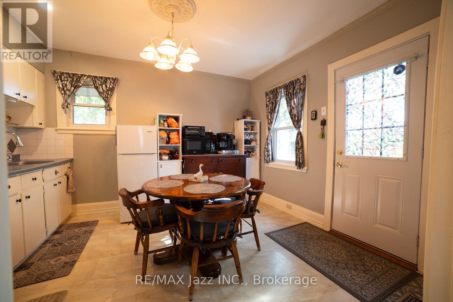 34 Jackson Avenue, Peterborough (Town Ward 3), Ontario  K9J 5B9 - Photo 11 - X13875478