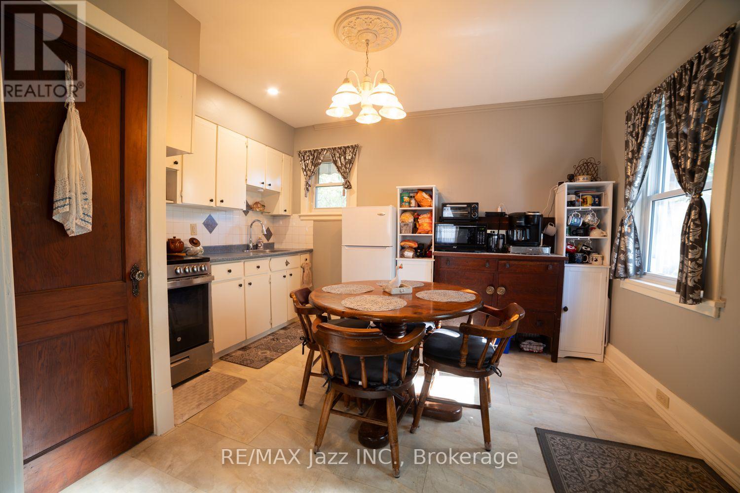 34 Jackson Avenue, Peterborough (Town Ward 3), Ontario  K9J 5B9 - Photo 12 - X13875478