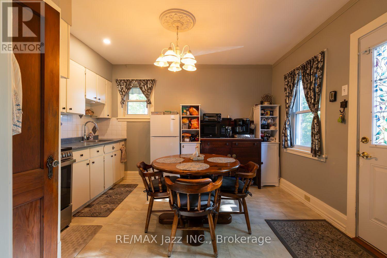 34 Jackson Avenue, Peterborough (Town Ward 3), Ontario  K9J 5B9 - Photo 13 - X13875478