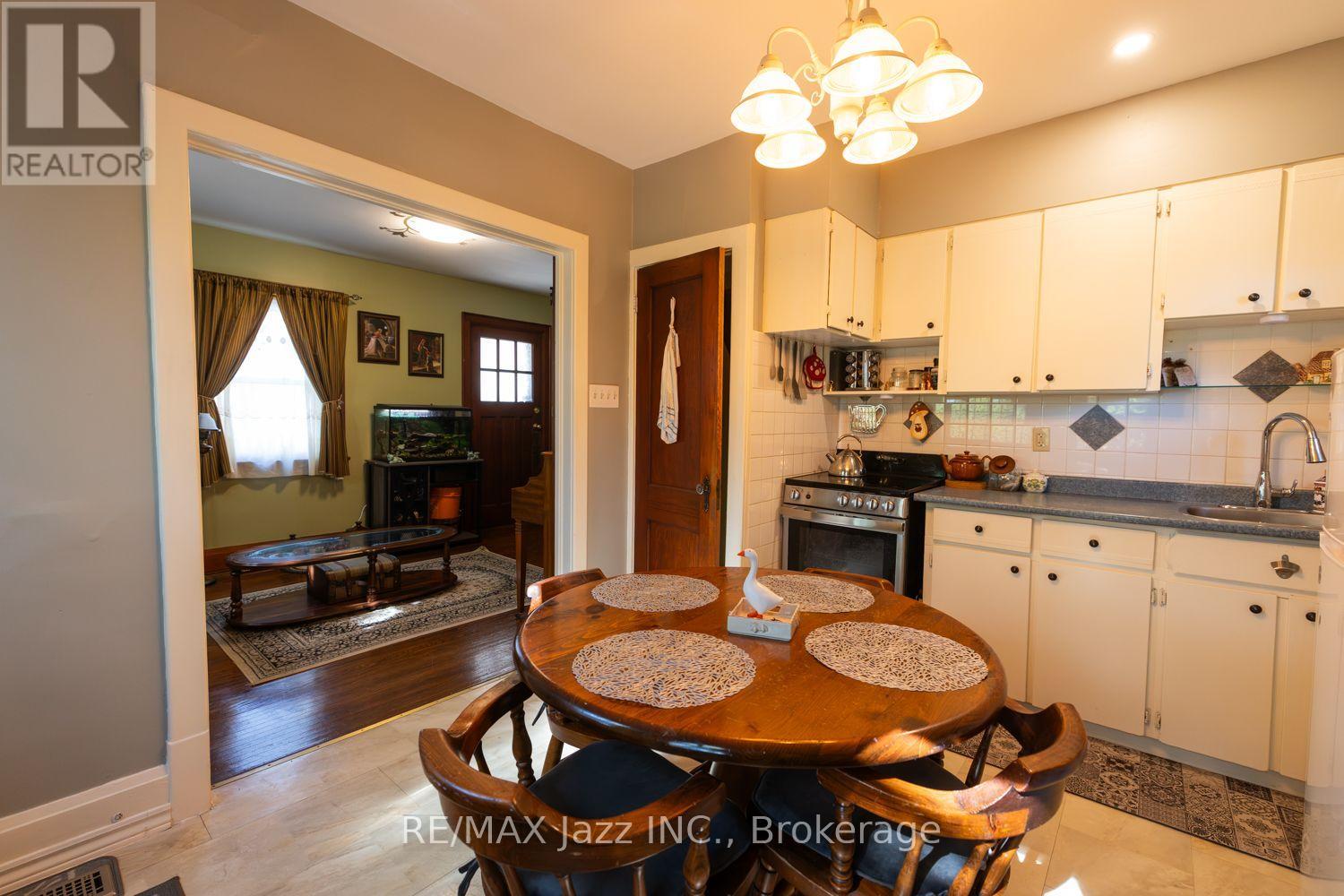 34 Jackson Avenue, Peterborough (Town Ward 3), Ontario  K9J 5B9 - Photo 14 - X13875478