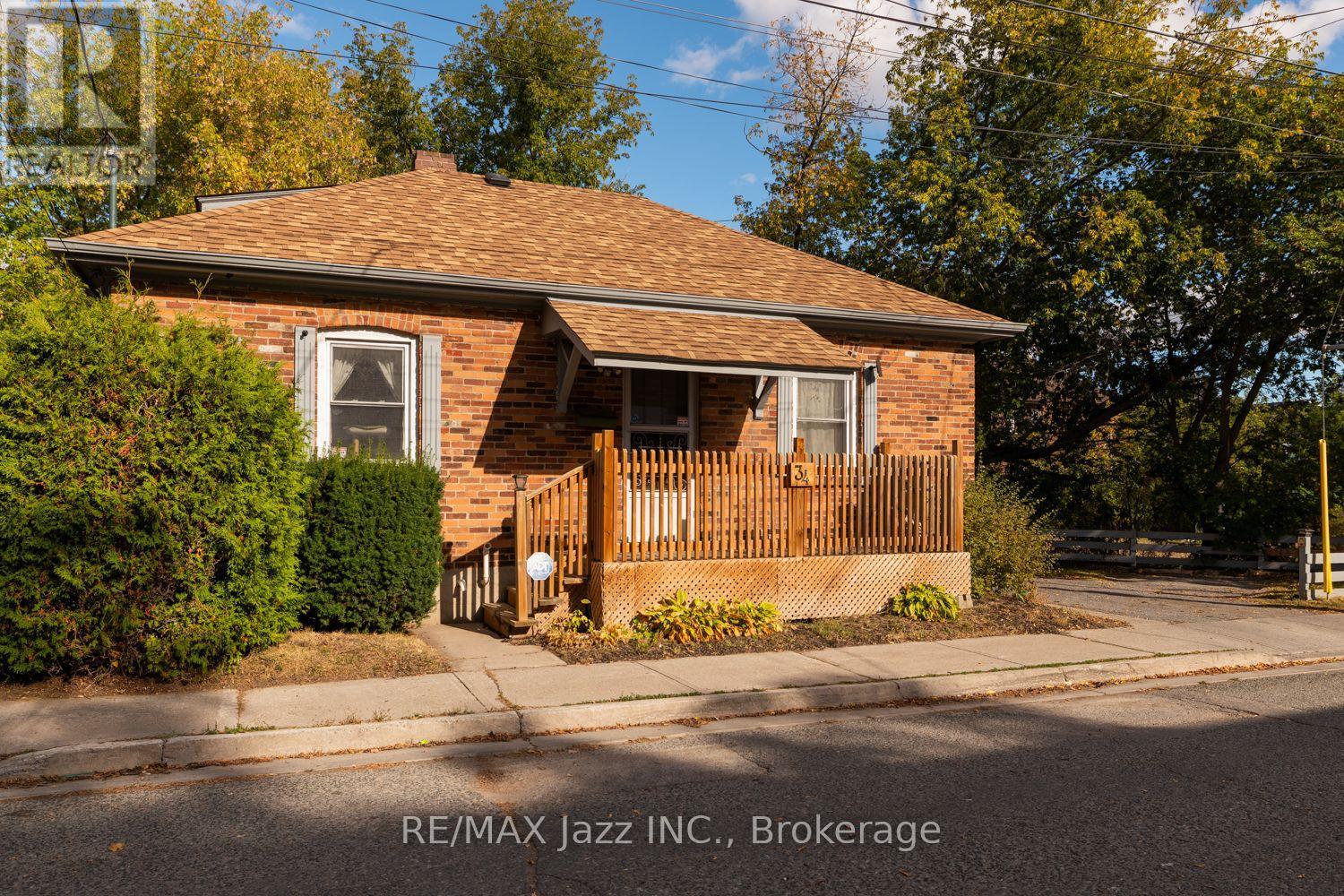 34 Jackson Avenue, Peterborough (Town Ward 3), Ontario  K9J 5B9 - Photo 2 - X13875478