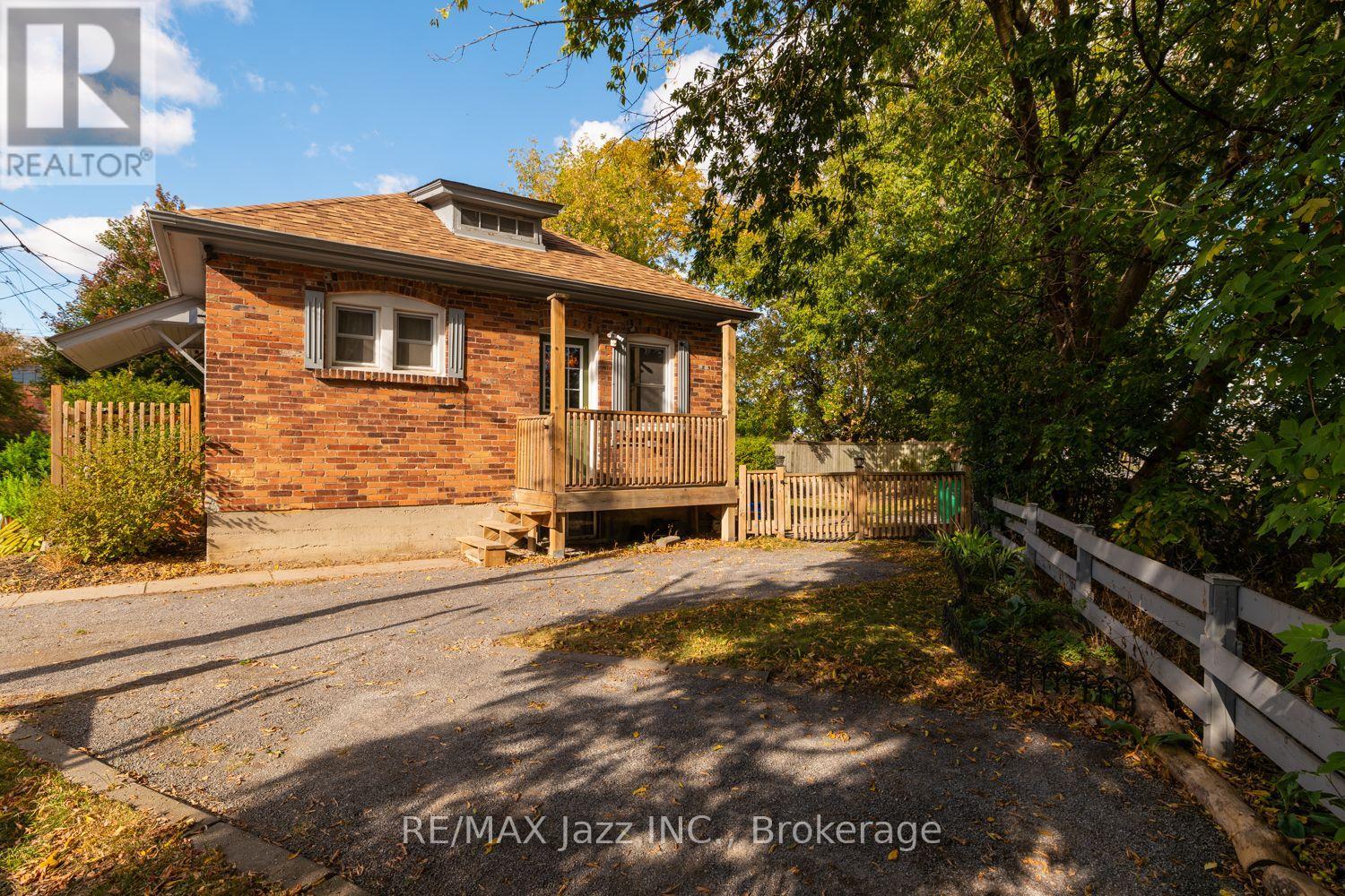 34 Jackson Avenue, Peterborough (Town Ward 3), Ontario  K9J 5B9 - Photo 3 - X13875478