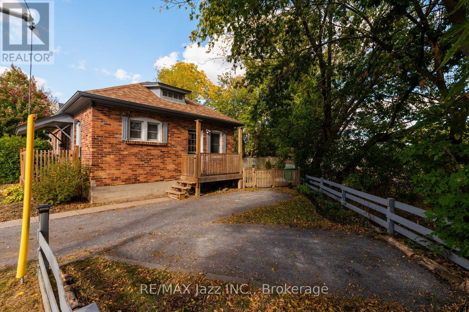 34 Jackson Avenue, Peterborough (Town Ward 3), Ontario  K9J 5B9 - Photo 4 - X13875478