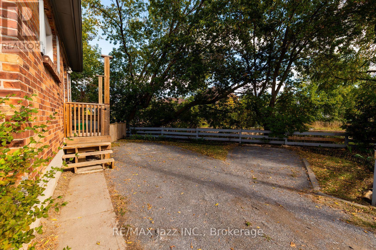 34 Jackson Avenue, Peterborough (Town Ward 3), Ontario  K9J 5B9 - Photo 5 - X13875478