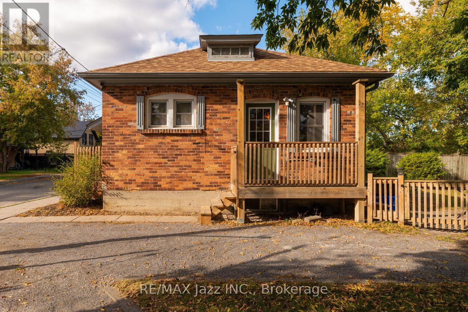34 Jackson Avenue, Peterborough (Town Ward 3), Ontario  K9J 5B9 - Photo 6 - X13875478