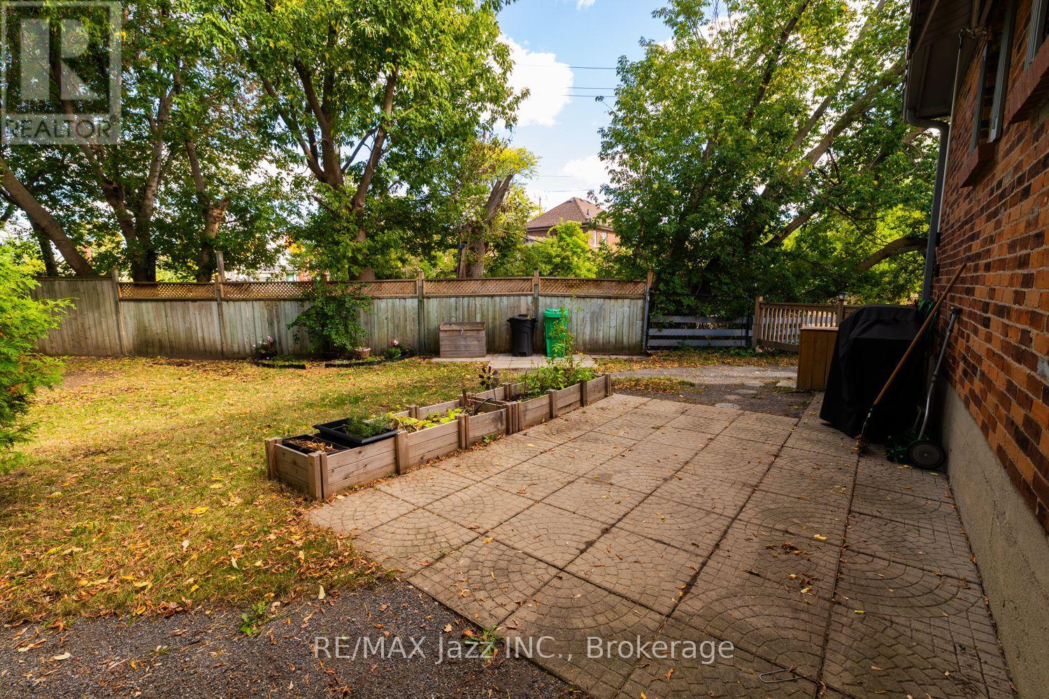 34 Jackson Avenue, Peterborough (Town Ward 3), Ontario  K9J 5B9 - Photo 8 - X13875478