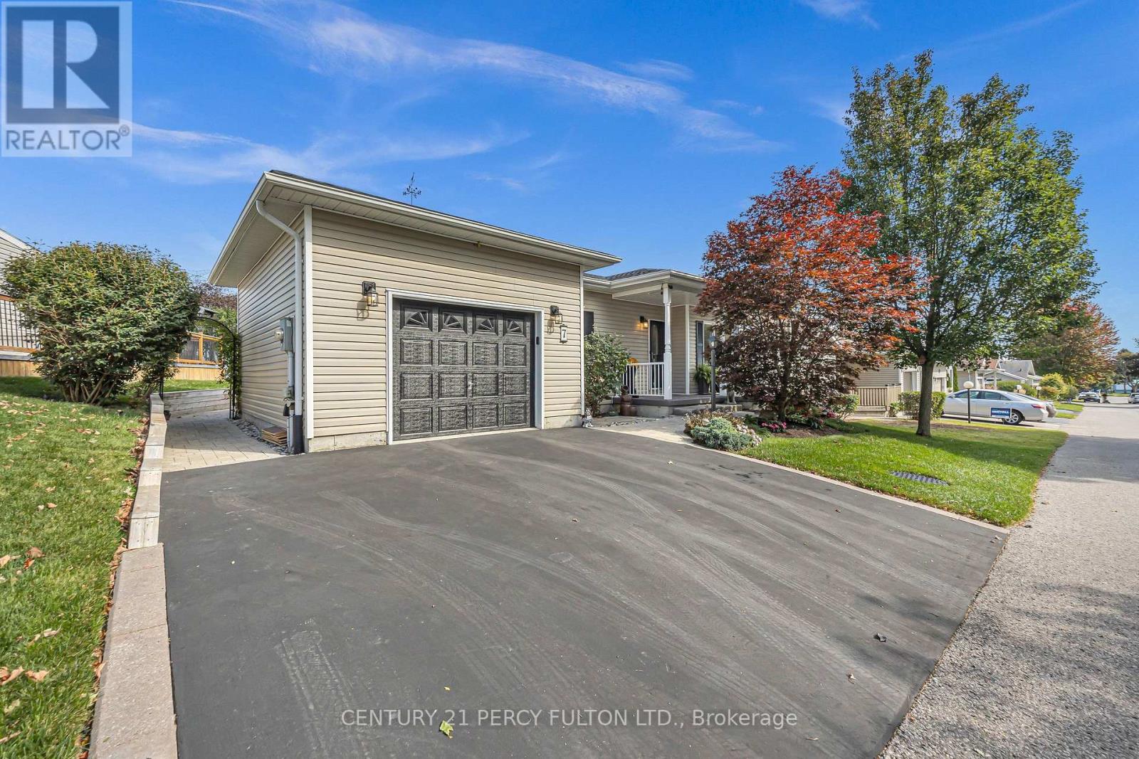 7 Eastbank Road, Clarington (Newcastle), Ontario  L1B 1B7 - Photo 2 - E14027428