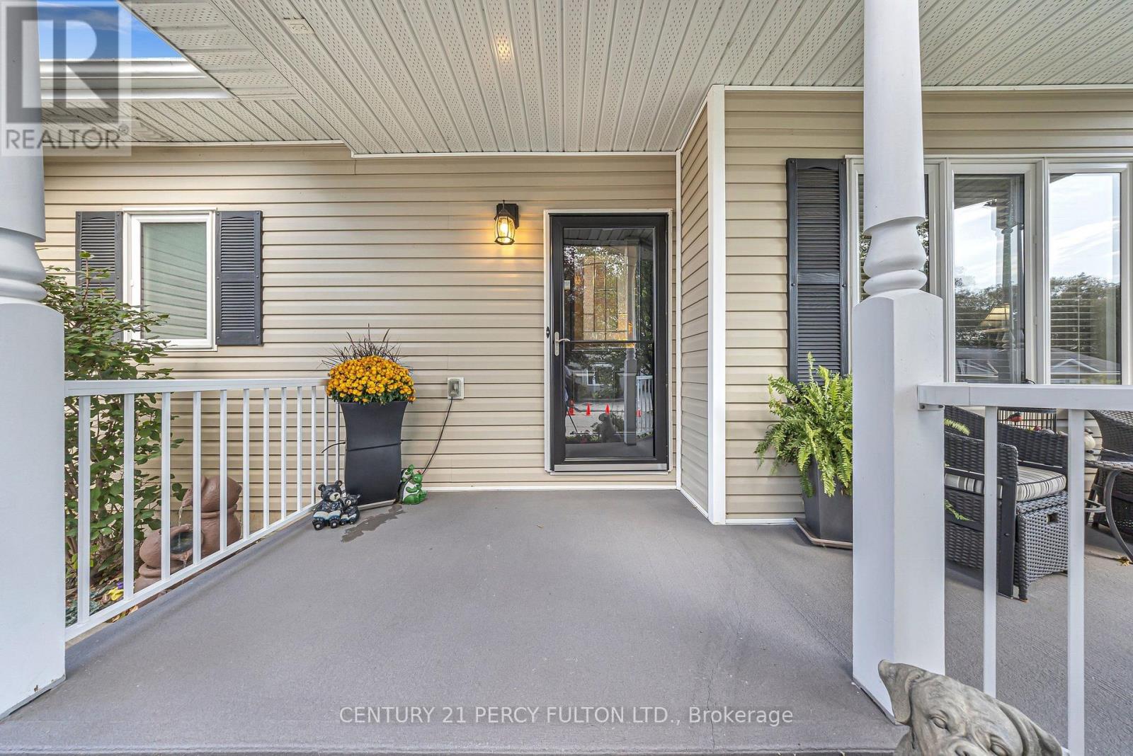 7 Eastbank Road, Clarington (Newcastle), Ontario  L1B 1B7 - Photo 3 - E14027428