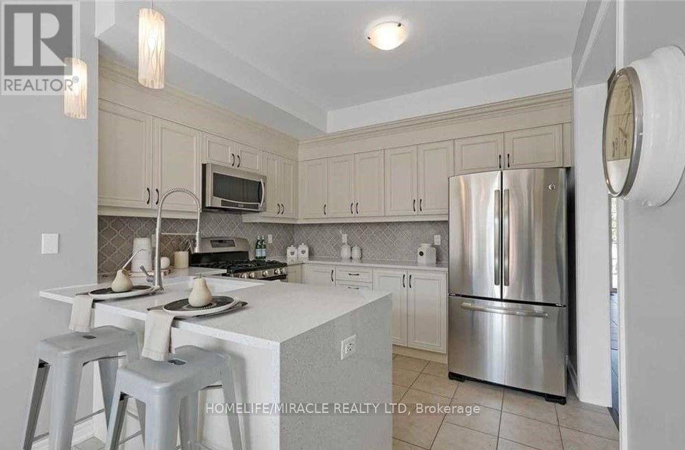 32 Mcdonald Crescent, Clarington (Newcastle), Ontario  L1B 0E2 - Photo 3 - E14103034