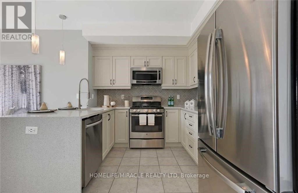 32 Mcdonald Crescent, Clarington (Newcastle), Ontario  L1B 0E2 - Photo 4 - E14103034