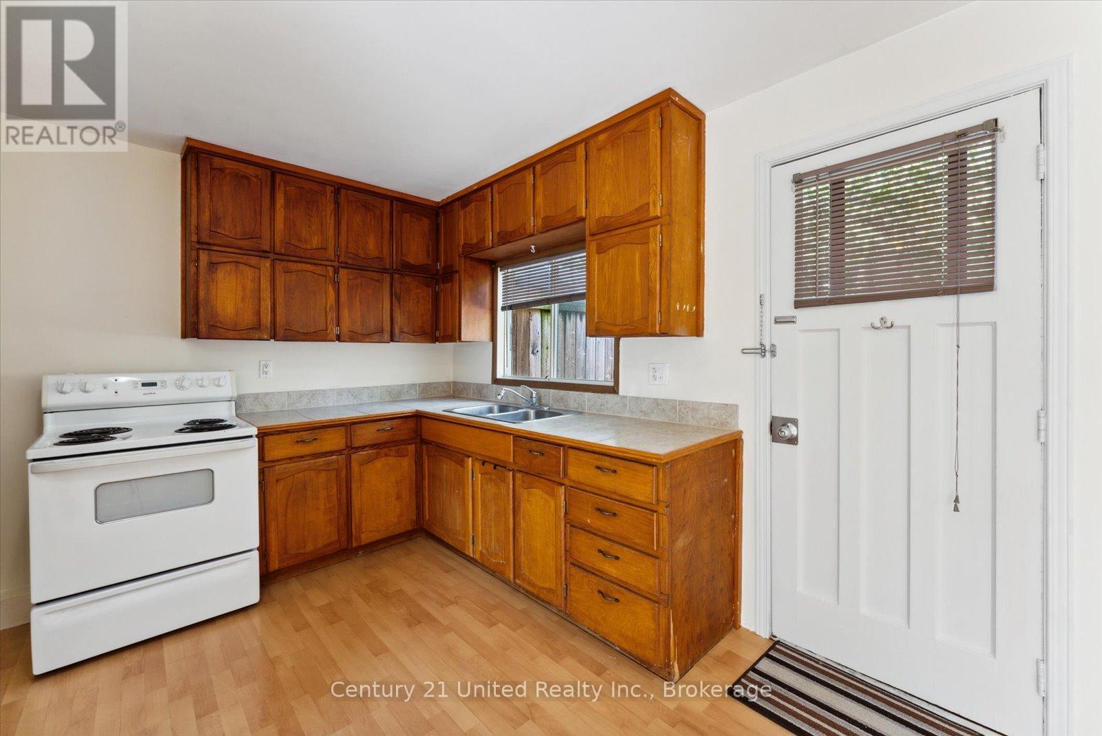 B - 556 Edison Avenue, Peterborough (Otonabee Ward 1), Ontario  K9J 4G5 - Photo 7 - X14103778