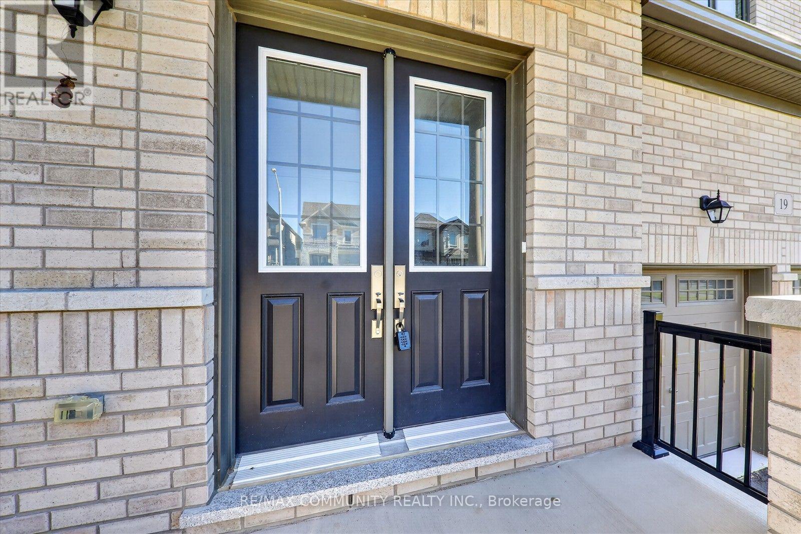 19 Rogerson Street, Clarington (Newcastle), Ontario  L1B 0W4 - Photo 5 - E14108426