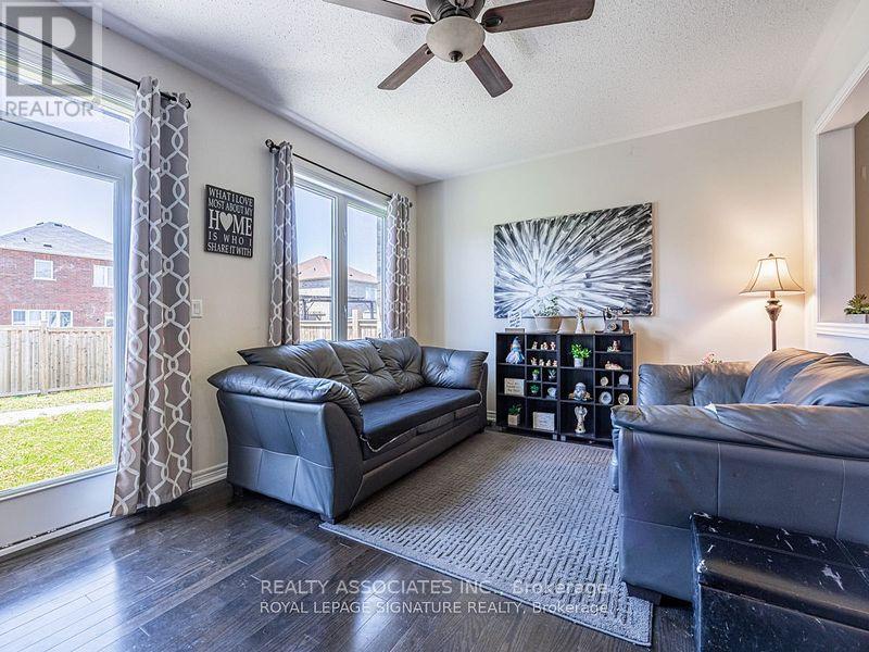 64 Pedwell Street, Clarington (Newcastle), Ontario  L1B 0E1 - Photo 4 - E14108678