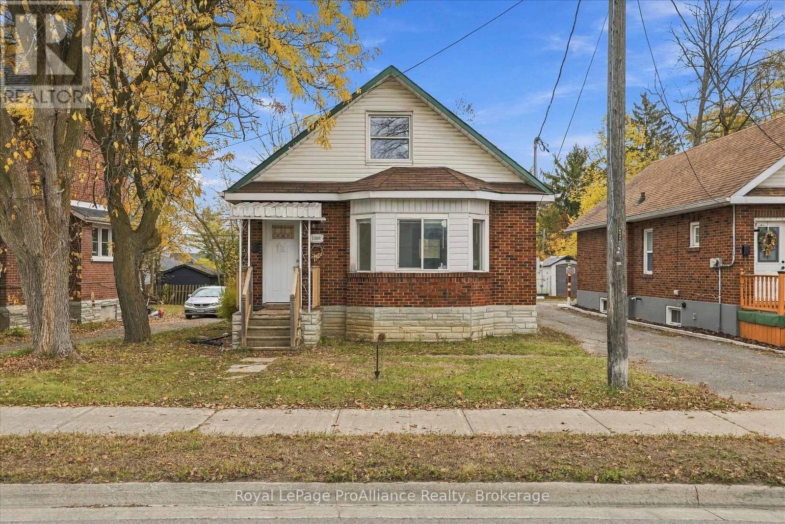 1310 Clonsilla Avenue, Peterborough (Town Ward 3), Ontario  K9J 5Z2 - Photo 2 - X14128330