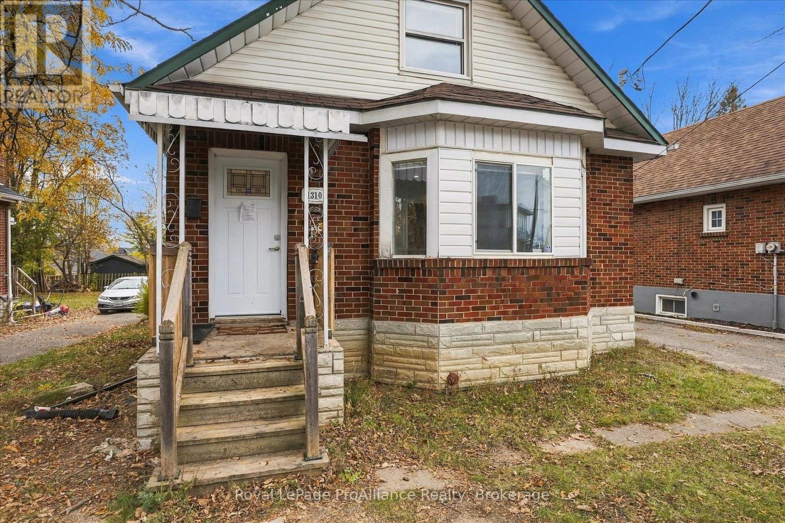 1310 Clonsilla Avenue, Peterborough (Town Ward 3), Ontario  K9J 5Z2 - Photo 3 - X14128330