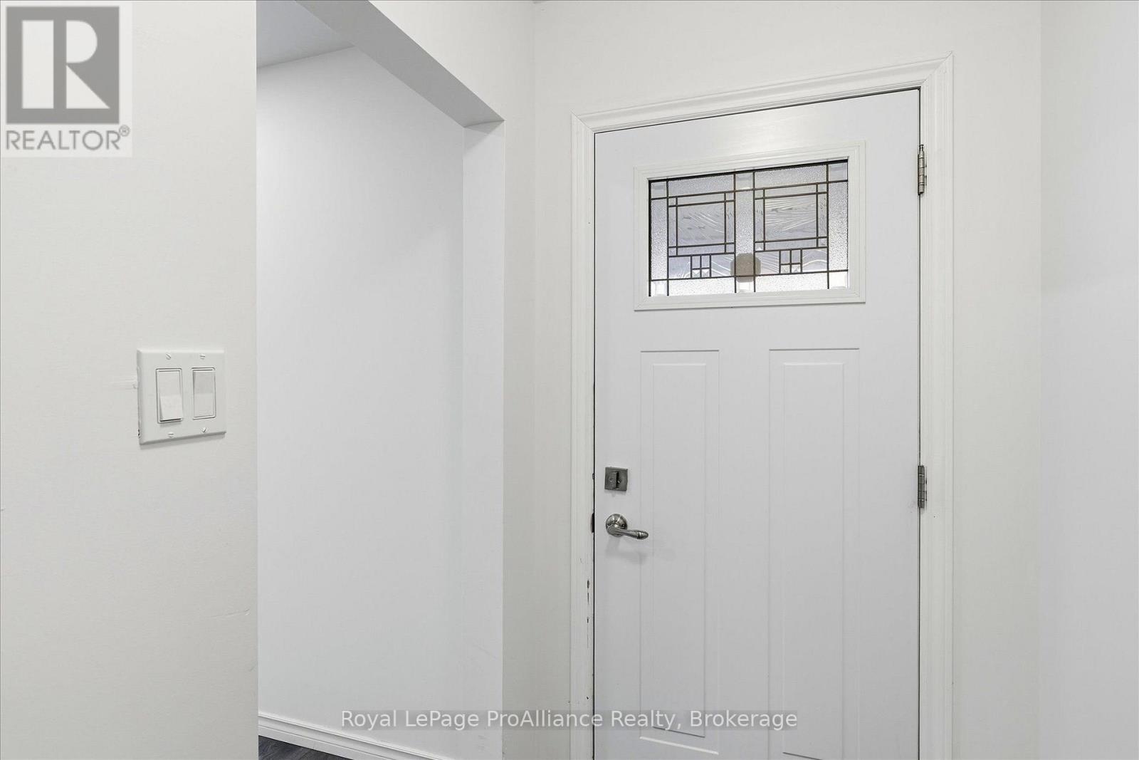 1310 Clonsilla Avenue, Peterborough (Town Ward 3), Ontario  K9J 5Z2 - Photo 5 - X14128330